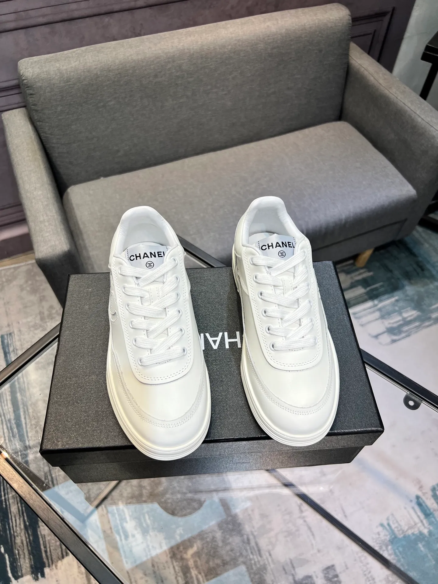 Men's men's shoes 💰620 Exclusive real shot (top version) CHANEL Chanel's new panda sneakers Panda shoes Chanel 2025ss color matching thick-soled casual sports shoes sneakers Counter synchronization The counter is very popular Very difficult to buy a shoe The most popular thick-soled panda shoes on the Internet It is obvious that Xiaoxiang control cannot miss it Simple and versatile white shoes that have both good looks and comfort Thick sole increases height, is super versatile and can be worn with eyes closed😍 Whoever wears it will look better. Upper: calfskin. Lining: imported sheepskin lining. Outsole: TPU original outsole. Size: 35-44 (41 for women, 40 for men, custom made).
